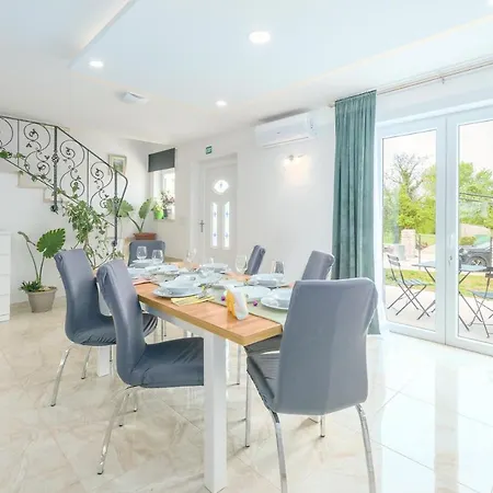 Spacious Holiday Nina Holiday home